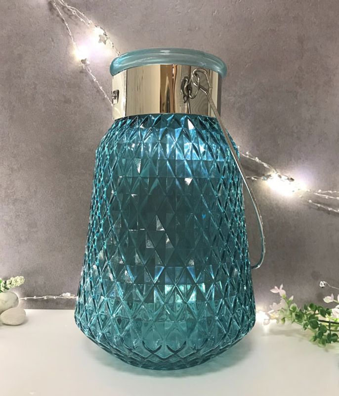 Lyslykt aqua, i preget glass, med hank.