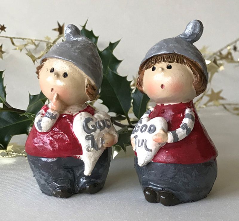Julepynt, sett med to barn med God Jul hjerter.
