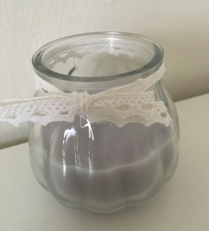 Tre fylte telysglass med blondekant.