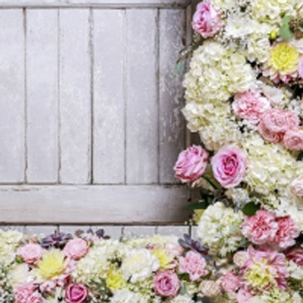 Lunsj serviett med blomstermotiv på siden.