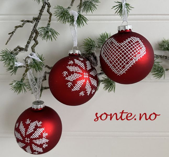 Julekule, r&oslash;d, hjertepyntet med blonde oppheng.